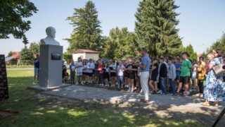 Przy pomniku Jana Zachariasiewicza odbyły się kameralny happening pod hasłem „Radymno czyta Zachariasiewicza”