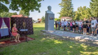 Przy pomniku Jana Zachariasiewicza odbyły się kameralny happening pod hasłem „Radymno czyta Zachariasiewicza”